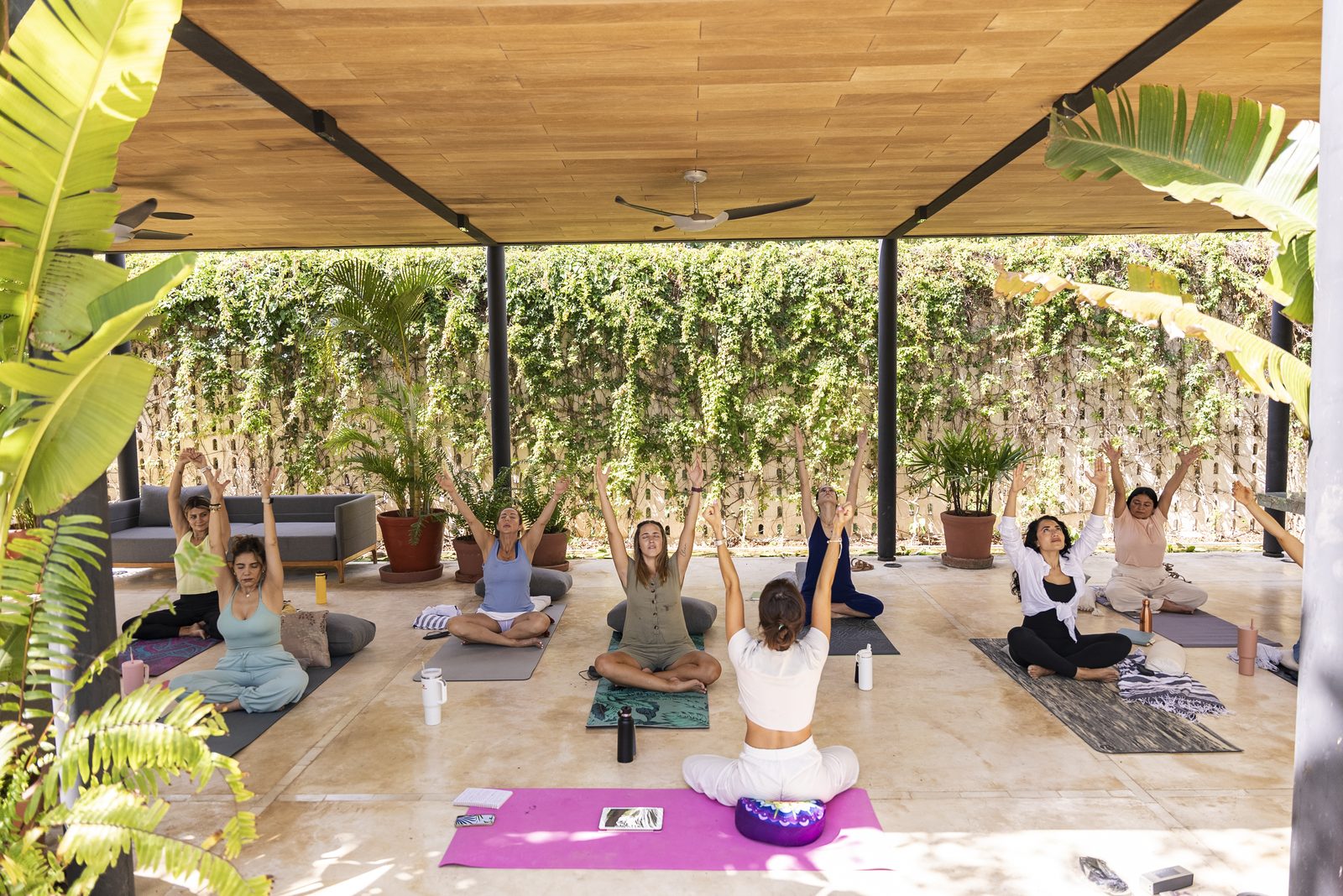 Grupo en práctica de pranayama